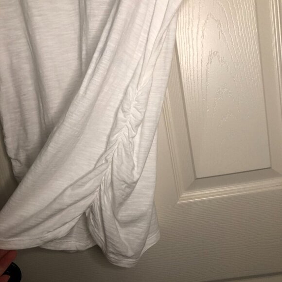 Lane Bryant white cinched side v-neck cotton tee size 14/16 - Picture 2 of 4